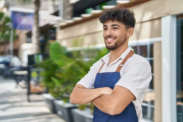 Молодий Арабський Чоловік Офіціант Стоїть Обіймами Перетнув Жест Ресторані — стокове фото