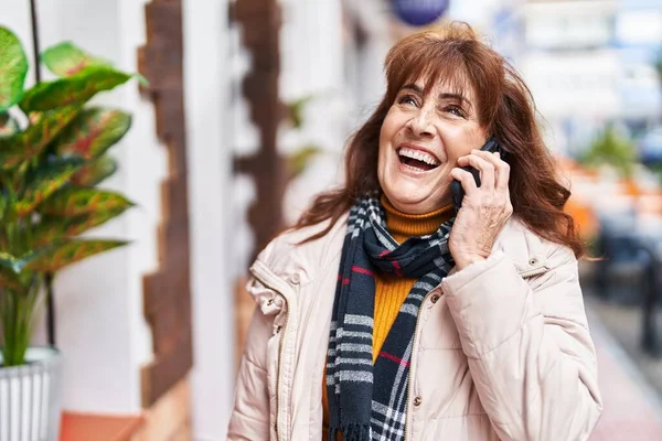 Middelaldrende Kvinne Smiler Selvsikker Når Hun Snakker Smarttelefonen Gaten – stockfoto