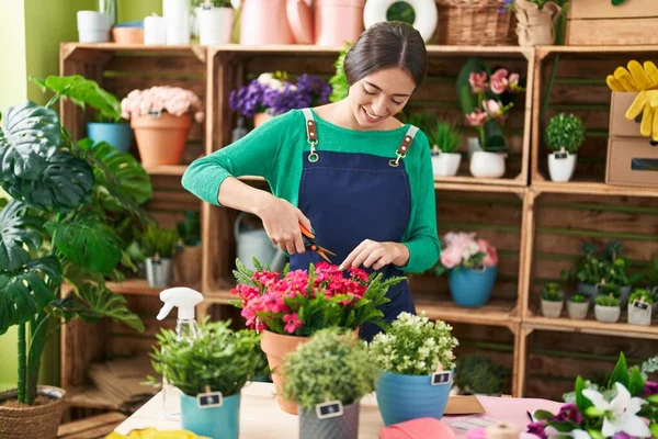 Young Beautiful Hispanic Woman Florist Cutting Plants Flower Shop — Stock Photo, Image