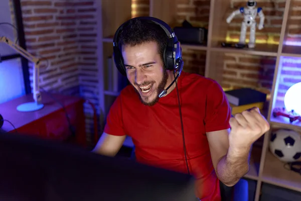 Oyun Odasında Spanyol Asıllı Genç Adam Video Oyunu Oynuyor — Stok fotoğraf