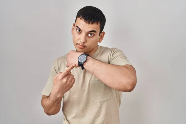Hombre Árabe Joven Con Camiseta Casual Prisa Apuntando Ver Tiempo — Foto de Stock