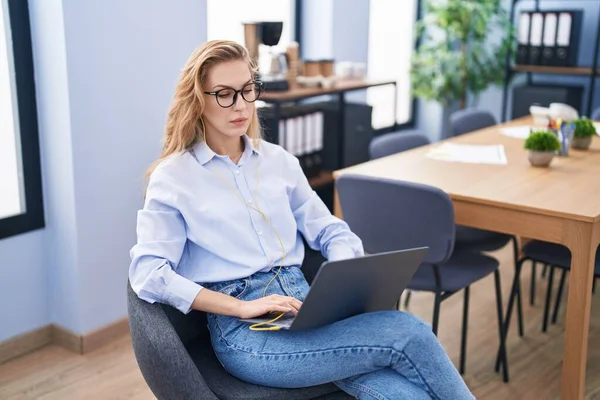 Mujer Joven Rubia Trabajadora Negocios Usando Laptop Trabajando Oficina — Foto de Stock