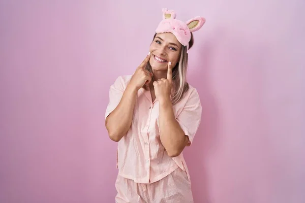 Mulher Branca Loira Usando Máscara Sono Pijama Sorrindo Com Boca — Fotografia de Stock