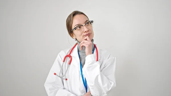 Mladý Běloška Žena Lékař Stojící Pochybnostmi Výraz Myšlení Nad Izolované — Stock fotografie