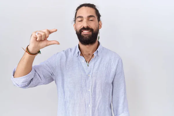 Homem Hispânico Com Barba Vestindo Camisa Casual Sorrindo Gestos Confiantes — Fotografia de Stock