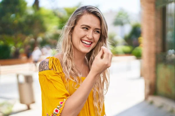 Νεαρή Γυναίκα Χαμογελά Αυτοπεποίθηση Κάνει Ιταλική Χειρονομία Στο Δρόμο — Φωτογραφία Αρχείου