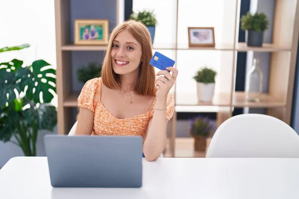 Mujer Pelirroja Joven Usando Portátil Tarjeta Crédito Sentado Mesa Casa — Foto de Stock
