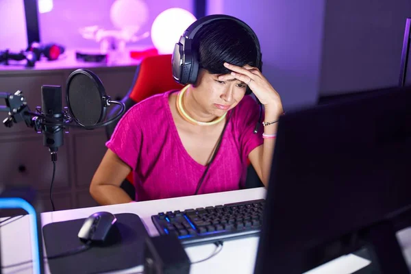 Middle Age Chinese Woman Streamer Stressed Using Computer Gaming Room — Stockfoto