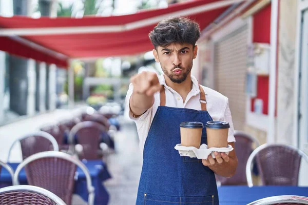 Homem Árabe Com Barba Vestindo Avental Garçom Terraço Restaurante Apontando — Fotografia de Stock