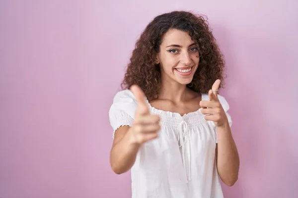 Hispanic Woman Curly Hair Standing Pink Background Pointing Fingers Camera — Foto Stock