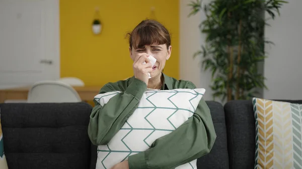 Young Caucasian Woman Crying Sitting Sofa Hugging Pillow Home — ストック写真