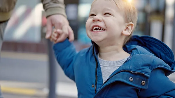 Criança Branca Sorrindo Alegre Mãos Dadas Com Pai Rua — Fotografia de Stock