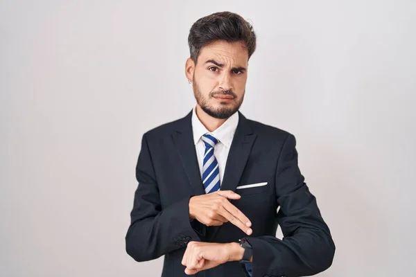 Young Hispanic Man Tattoos Wearing Business Suit Tie Hurry Pointing — Stock Photo, Image
