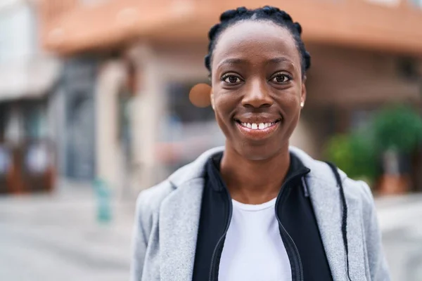 Afroamerykanka Uśmiecha Się Pewnie Stojąc Ulicy — Zdjęcie stockowe