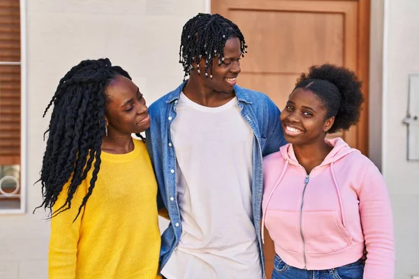 Afro Amerikalı Arkadaşlar Gülümsüyor Sokakta Birbirlerine Sarılıyorlar — Stok fotoğraf