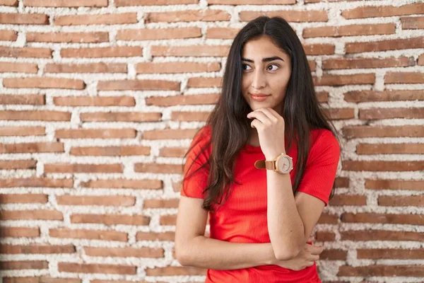 Junges Teenager Mädchen Das Mit Der Hand Kinn Über Ziegelmauern — Stockfoto