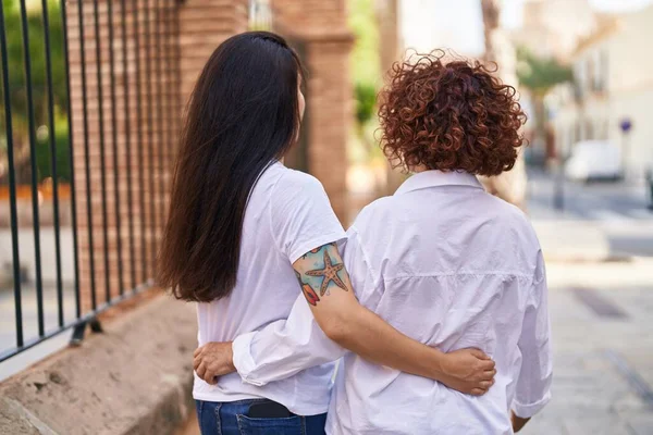Δύο Γυναίκες Μητέρα Και Κόρη Αγκαλιάζονται Στο Δρόμο — Φωτογραφία Αρχείου