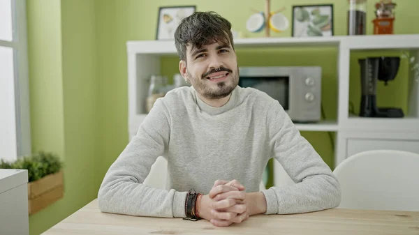 Молодий Іспаномовний Чоловік Посміхається Впевнено Сидить Шафі Їдальні — стокове фото