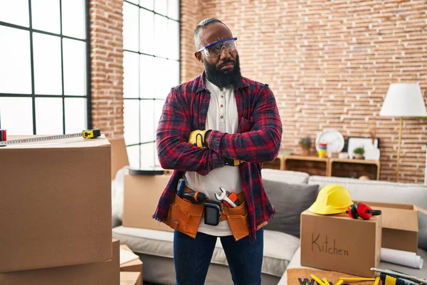 Afroameričan Pracující Renovaci Domova Skeptický Nervózní Nesouhlasný Výraz Tváři Zkříženýma — Stock fotografie