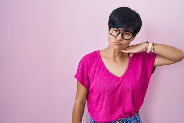 Young Asian Woman Short Hair Standing Pink Background Cutting Throat — Stock Photo, Image