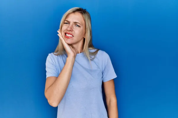 Schöne Blonde Frau Lässigem Shirt Über Blauem Hintergrund Berührt Mund — Stockfoto
