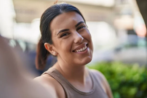 Junge Schöne Hispanische Frau Lächelt Zuversichtlich Macht Selfie Mit Der — Stockfoto