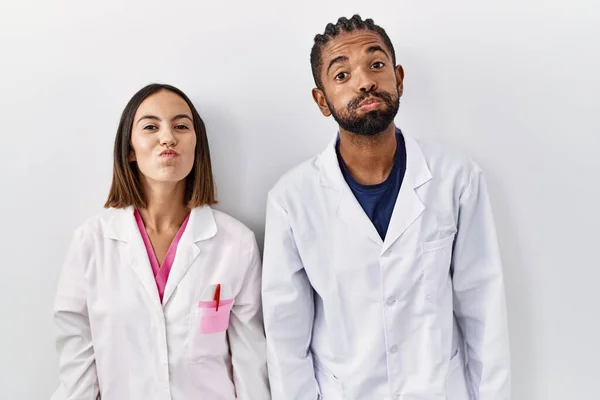 Junge Hispanische Ärzte Die Vor Weißem Hintergrund Stehen Und Mit — Stockfoto