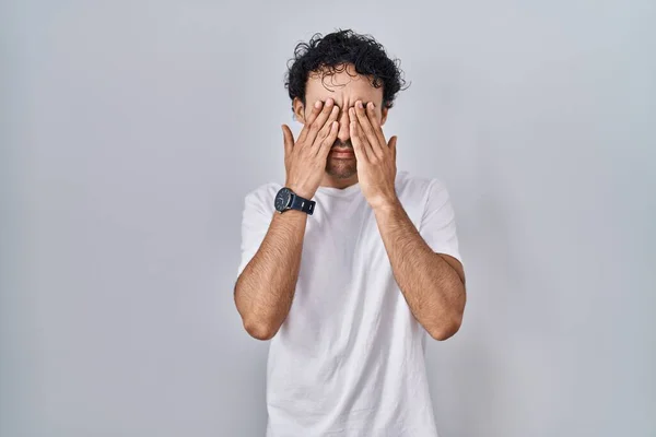 Homem Hispânico Sobre Fundo Isolado Esfregando Olhos Para Fadiga Dor — Fotografia de Stock