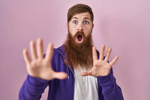 Caucasian Man Long Beard Standing Pink Background Afraid Terrified Fear — Stock Photo, Image