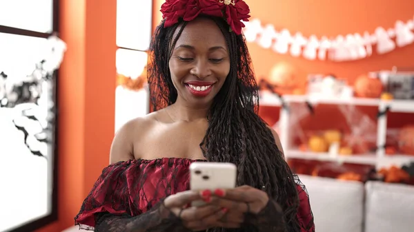 African Woman Wearing Katrina Costume Home — Stockfoto