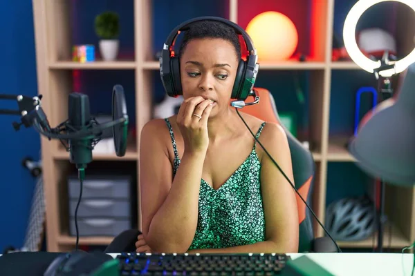 Mujer Afroamericana Jugando Videojuegos Que Ven Estresada Nerviosa Con Las — Foto de Stock