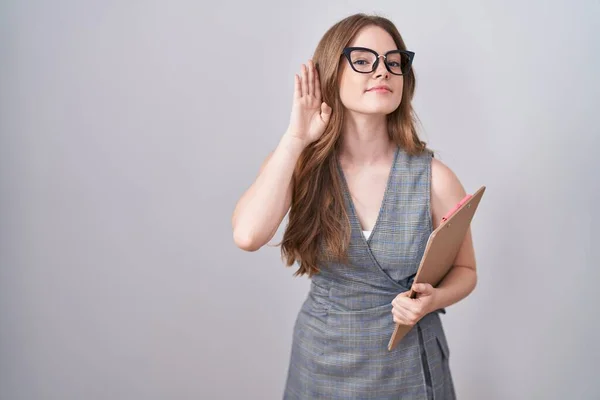 Vit Kvinna Med Glasögon Och Affärskläder Som Ler Med Handen — Stockfoto