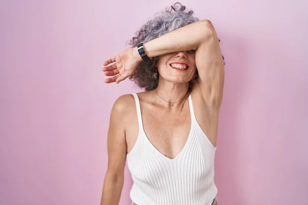 Frau Mittleren Alters Mit Grauen Haaren Steht Auf Rosa Hintergrund — Stockfoto