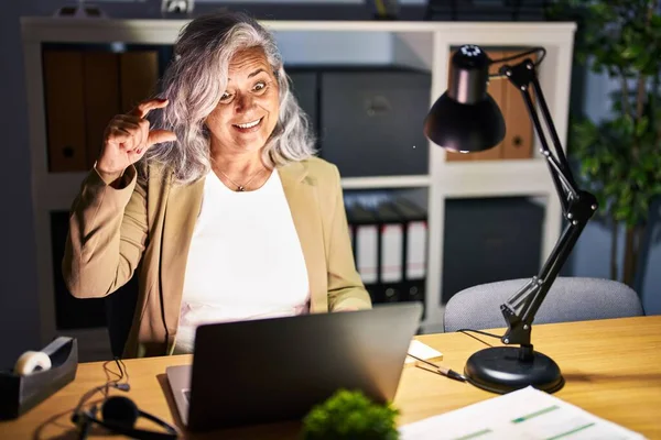Kobieta Średnim Wieku Siwymi Włosami Pracująca Przy Użyciu Laptopa Późno — Zdjęcie stockowe
