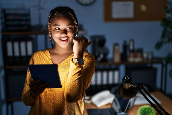 Donna Afroamericana Con Trecce Che Lavora Ufficio Notte Con Tablet — Foto Stock