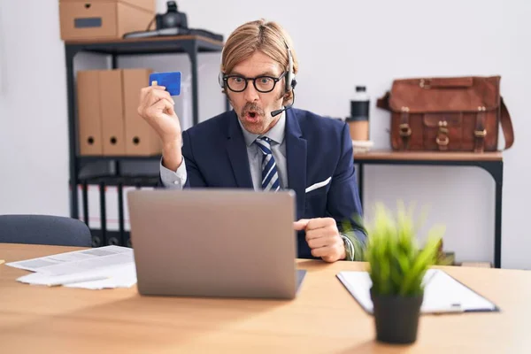 Ofiste Çalışan Beyaz Bıyıklı Bir Adam Internetten Alışveriş Yapıyor Korkmuş — Stok fotoğraf