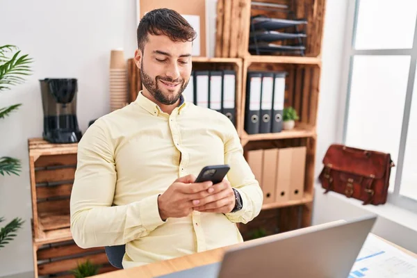 Ofiste Çalışan Spanyol Bir Adamı Akıllı Telefon Kullanıyor — Stok fotoğraf
