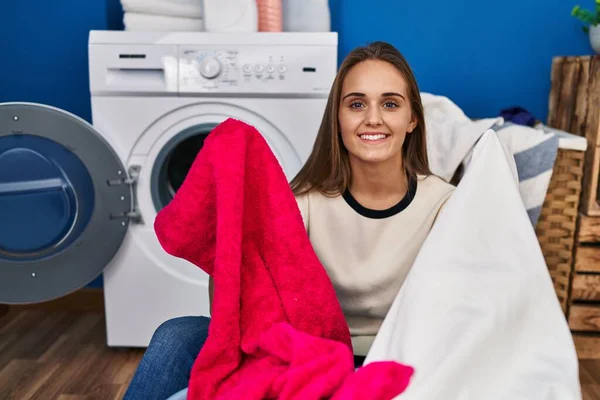 Genç Sarışın Kadın Gülümsüyor Çamaşırhanede Temiz Giysiler Taşıyor — Stok fotoğraf