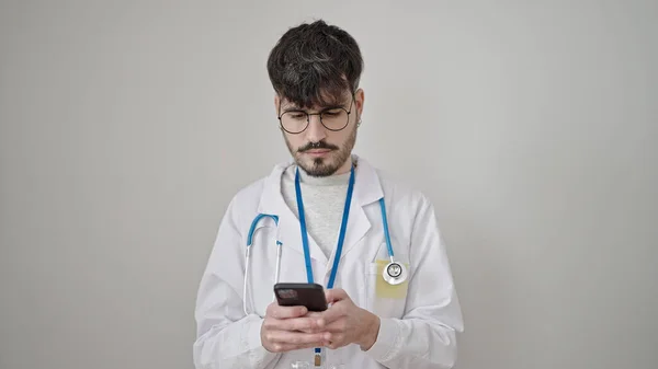 Νέοι Ισπανοί Γιατρός Άνθρωπος Χρησιμοποιώντας Smartphone Πάνω Από Απομονωμένο Λευκό — Φωτογραφία Αρχείου