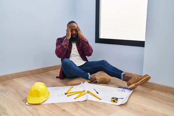 Afroameričan Sedí Podlaze Novém Domově Dívá Plány Rukou Hlavě Kvůli — Stock fotografie