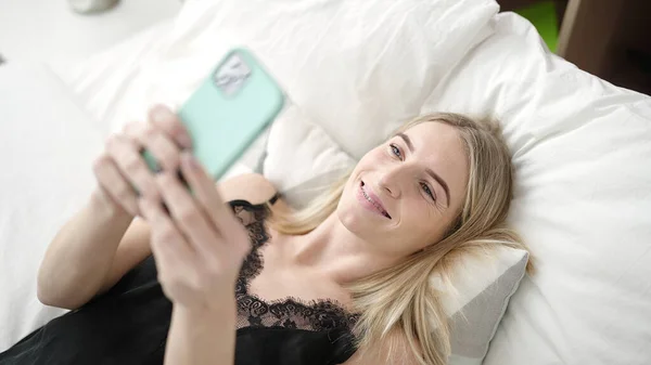 Young Blonde Woman Using Smartphone Bed Bedroom — Stok fotoğraf