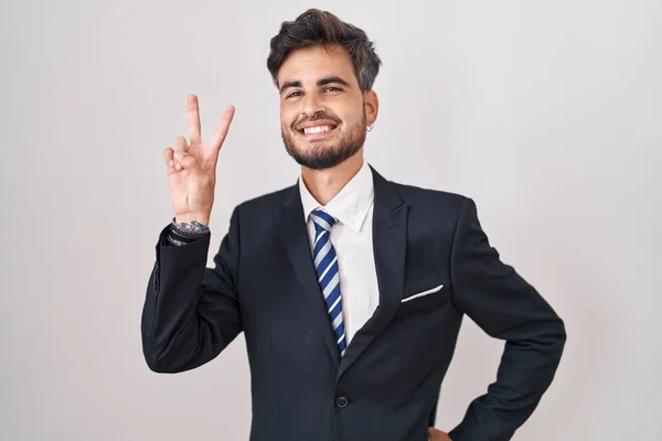 Fiatal Spanyol Férfi Tetoválásokkal Öltönyben Nyakkendőben Mosolyogva Néz Kamerába Amint — Stock Fotó