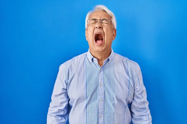 Homem Sênior Hispânico Usando Óculos Irritado Louco Gritando Frustrado Furioso — Fotografia de Stock