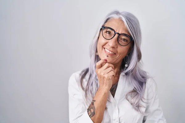Mulher Meia Idade Com Tatuagens Vestindo Óculos Sobre Fundo Branco — Fotografia de Stock