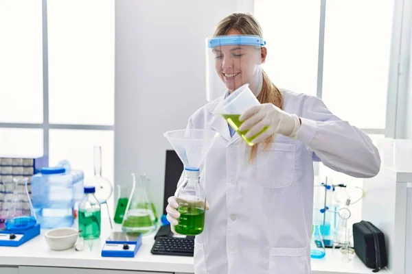 Junge Blonde Frau Wissenschaftleruniform Misst Flüssigkeit Labor — Stockfoto