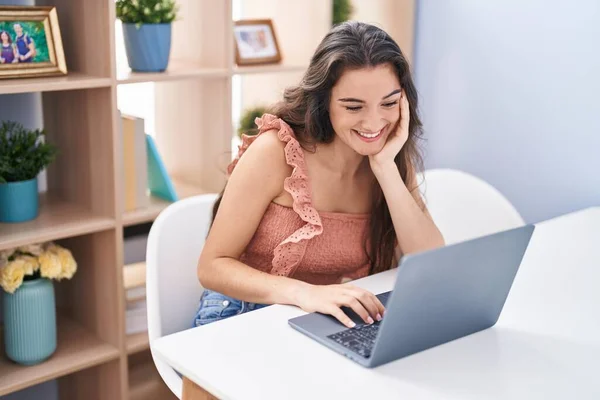 Young Hispanic Woman Using Laptop Sitting Table Home — 스톡 사진