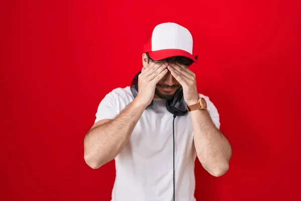 Hispanischer Mann Mit Bart Gamermütze Und Kopfhörer Der Unter Kopfschmerzen — Stockfoto