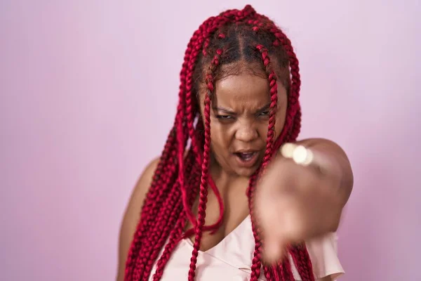 Африканская Американка Плетеными Волосами Стоящая Розовом Фоне Указывая Недовольство Разочарование — стоковое фото