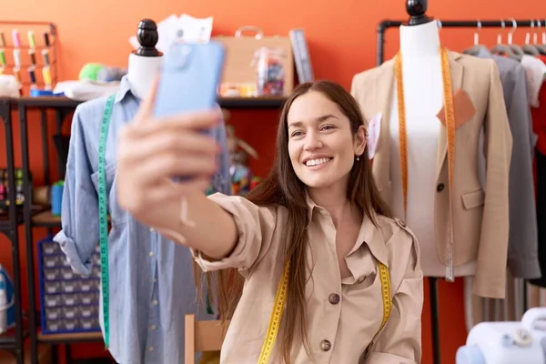 Jonge Mooie Vrouw Maat Glimlachend Zelfverzekerd Selfie Maken Met Smartphone — Stockfoto