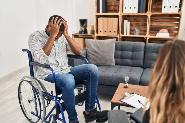 Tekerlekli Sandalyede Oturan Afrikalı Amerikalı Adam Acı Migren Yüzünden Çaresiz — Stok fotoğraf